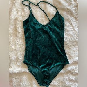 🌺 2/$20 Green velour bodysuit. Size M